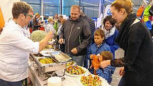 Kleine Kostprobe gefällig? Bei der Leistungsschau muss niemand hungrig bleiben.Archivfoto:ChristianeKeutner