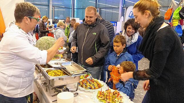 Kleine Kostprobe gefällig? Bei der Leistungsschau muss niemand hungrig bleiben.Archivfoto:ChristianeKeutner