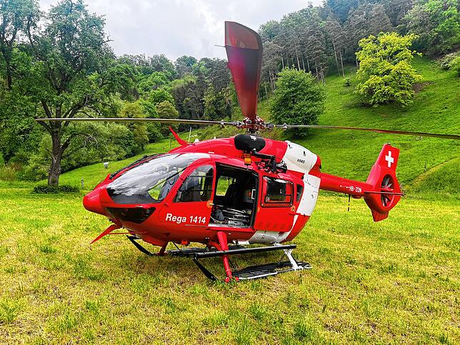 Die Anflugroute mit dem Hubschrauber musste sorgfältig geplant werden, da das Gelände unwegsam war und eine präzise Windenrettung ...