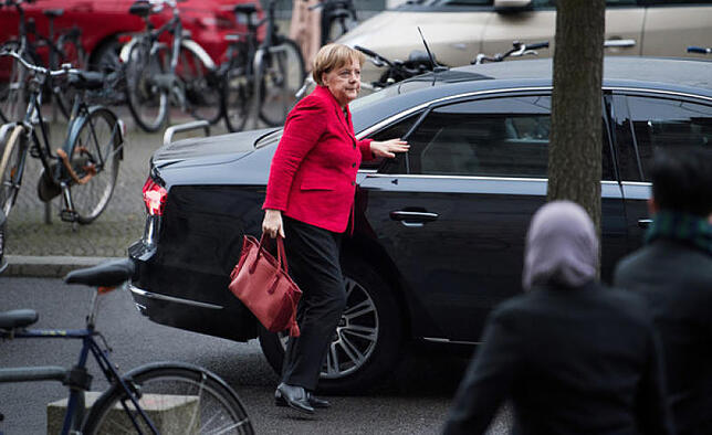 Angela Merkel steigt aus ihrem Audi A8 aus.