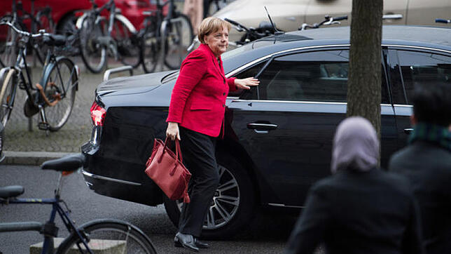 Angela Merkel steigt aus ihrem Audi A8 aus.