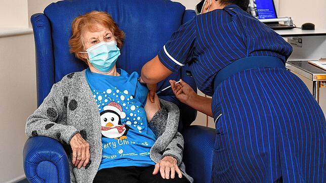 Margaret Keenan, 90, war bis zu ihrer weltweit beachteten Impfung völlig unbekannt. Die Großmutter (vier Enkel) stammt aus Nordirland. ...