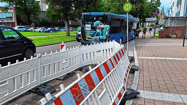 Provisorium am Villinger Benediktinerring: Die reguläre Haltestelle ist immer noch gesperrt, die Busse halten teilweise auf der Straße. ...