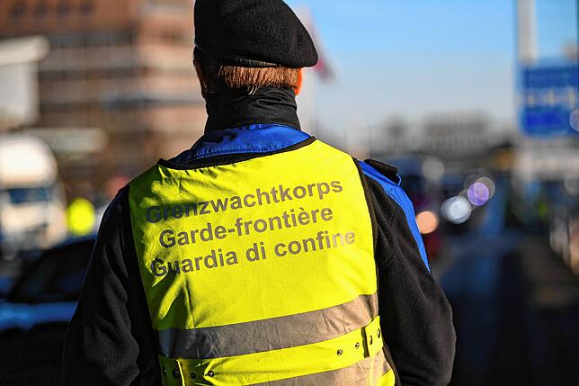 Die Mehrsprachigkeit der Schweiz ist auch an den jetzt geschlossenen Grenzen zu unserem Nachbarland sichtbar: Die Warnweste eins Beamten ...