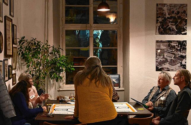 Monika Schanz (Mitte), Initiatorin der Projektschmiede, hört den Diskussionen einer Gruppe zu.