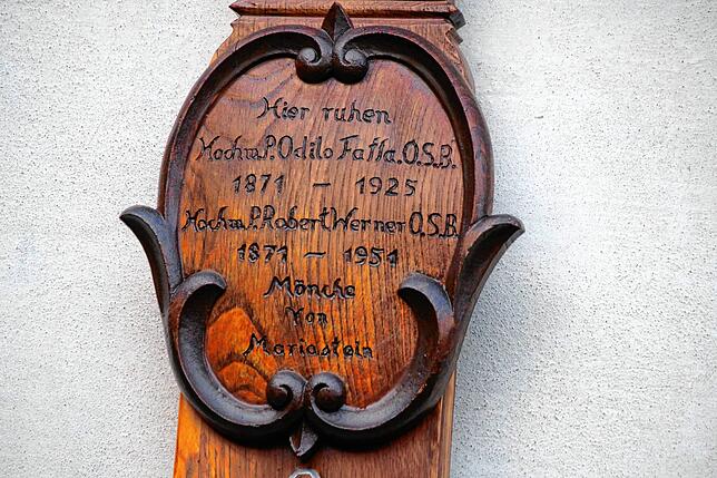Die Inschrift auf dem Kreuz erinnert an die Pater Odilo Falla und Robert Werner, die einst aus der Schweiz nach Ofteringen kamen.