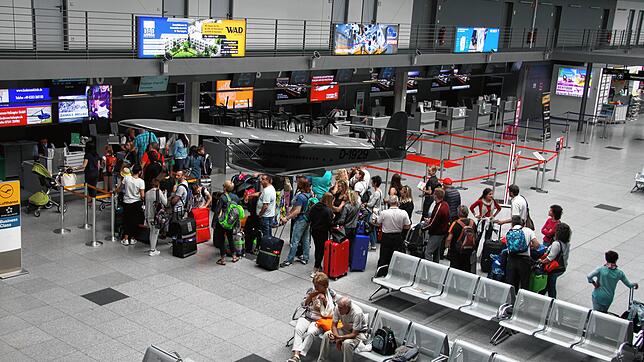 Passagiere beim Einchecken im Flughafen Friedrichshafen: Rund 517&nbsp;000 Fluggäste verzeichnet der Bodensee-Airport für das Jahr 2017, ...