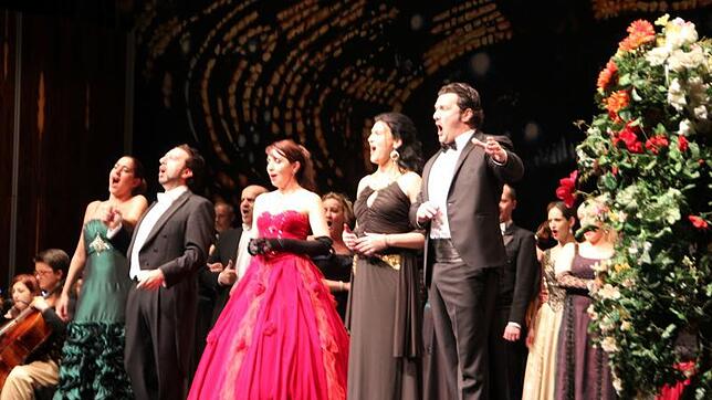 Sie begeistern bei der großen Guiseppe-Verdi-Gala in der Singener Stadthalle (v.l.): Silvia Rampazzo, Cristian Lanza, Monika ...