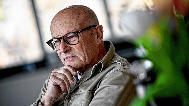 Der Regisseur Volker Schlöndorff am Rande eines Interviews der Deutschen Presse-Agentur dpa.