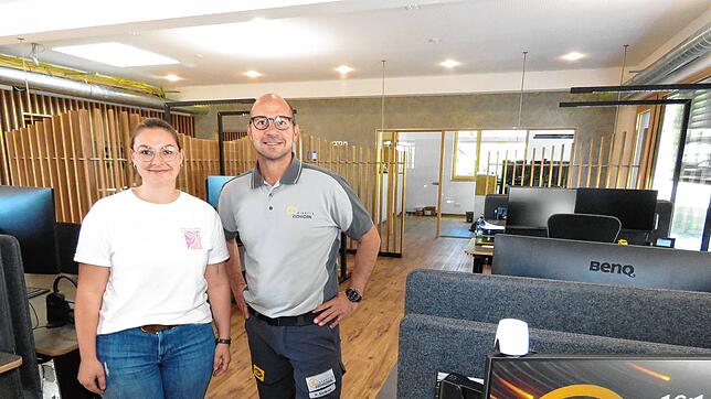 Stolz präsentieren Lisa Bartel und Michael Eichkorn von der gleichnamigen Traditionsfirma das neue Büro im Obergeschoss des gerade ...