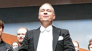 Die Erleichterung ist Dirigent Alexander Beer nach dem Jahreskonzert anzumerken. Foto: Bombardi
