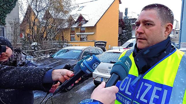 Polizeihauptkommissar Oliver Weißflog, Sprecher des Polizeipräsidiums Ravensburg, beantwortet nach dem Tötungsdelikt im Megamix am ...