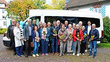 Der Wehrer Bürgermeister Michael Thater (Dritter von links) mit Gästen bei der Einweihung des neuen Bürgerbusses. Foto: Marianne Bader