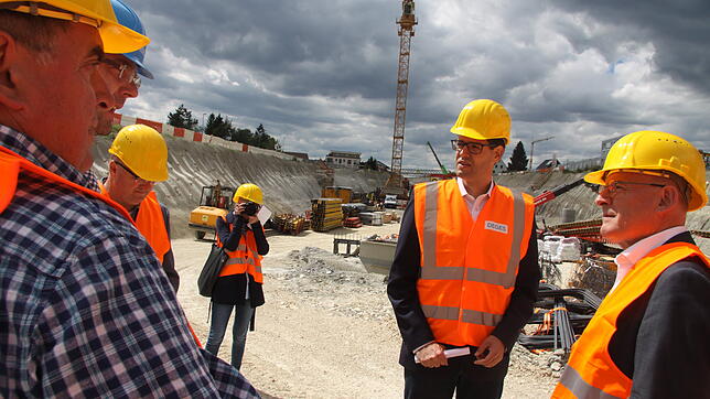 Verkehrsminister Winfried Hermann (rechts) überzeugte sich am Freitagnachmittag vom Fortgang der Bauarbeiten für die B&nbsp;31-neu. ...