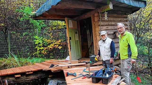 Der BUND in Aktion: Hans Jürgen Bannasch (links) und Martin Mannel erneuern die Stege am Biotop im Seltenbachtal, das tief unten, ...