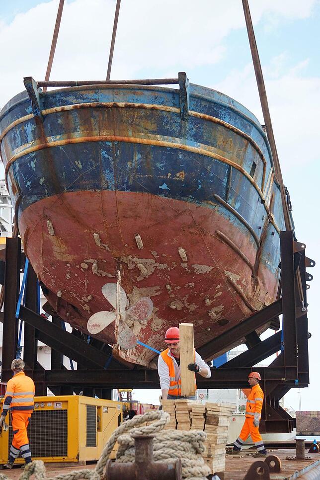 Das Wrack der „Barca Nostra“ bei der Ankunft im Hafen von Venedig.