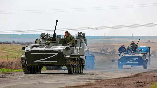 Russische Militärfahrzeuge fahren eine Straße in einem von den von Russland unterstützten Separatisten kontrollierten Gebiet nahe ...
