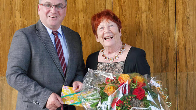 Herzliche Dankesworte an die scheidende Gemeinderätin: Bürgermeister Ralf Baumert und Gudrun Breyer.