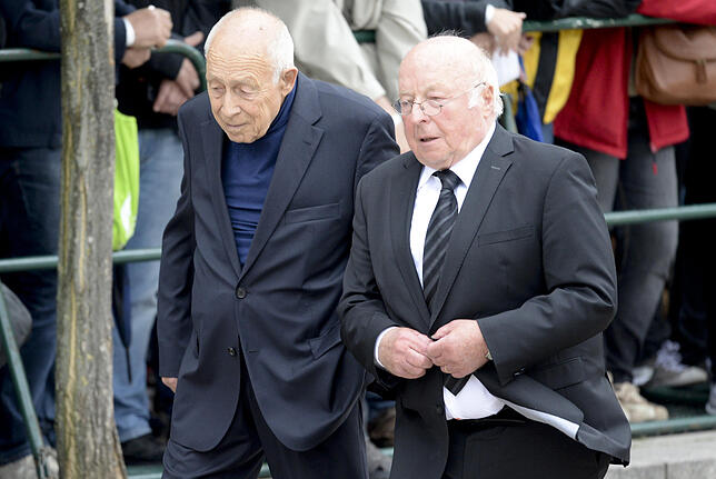 Trauerfeierlichkeiten für Altkanzler Kohl Frühere Weggefährten: Heiner Geißler (l, CDU), ehemaliger CDU-Generalsekretär und Bundesfamilienminister und Norbert Blüm (CDU) vor dem ...