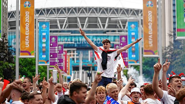 Feiernde Fans vor dem Wembleystadion.