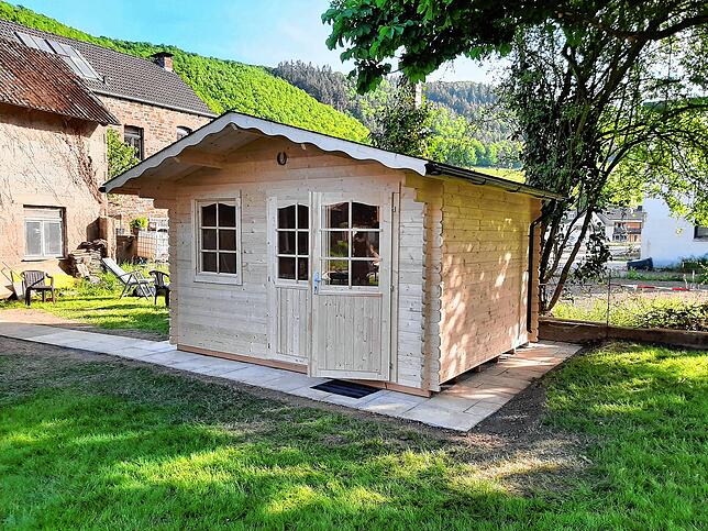 Das neue Gartenhäuschen ist fertig.