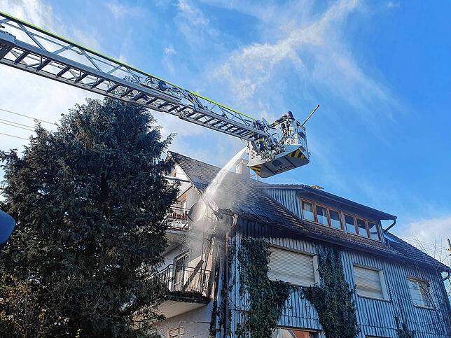 Im Bereich von Fassade und Dach wurde das Feuer bekämpft.