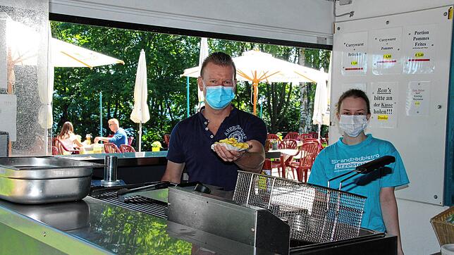 Oli Krüger und Mitarbeiterin Anna Hering stehen im Kiosk neben dem Bistro im Strandbad Litzelstetten. „Hoffentlich können wir die ...