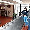 Schulleiterin Patricia Heller-Tassoni und ihr Stellvertreter Markus Meister von der Ekkehard-Realschule in Singen blicken auf die ...