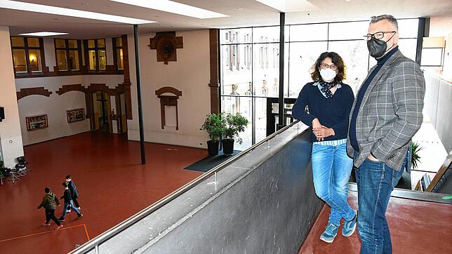 Schulleiterin Patricia Heller-Tassoni und ihr Stellvertreter Markus Meister von der Ekkehard-Realschule in Singen blicken auf die ...
