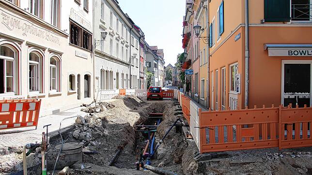 Die Baustelle an der Jakob-Kessenring-Straße lässt tief blicken: Das Stadtwerk am See verlegt neue Leitungen unter dem Asphalt.