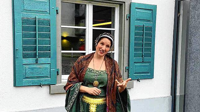 Stadtführerin im Herzogin Hadwig-Kostüm vor dem Gasthaus Kreuz. Bild: Stadt Singen