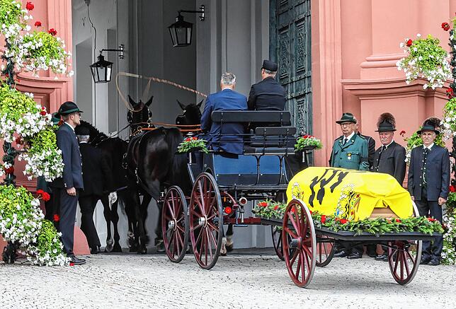 Die Laffette mit dem Sarg fährt in das Schloss Althausen ein.