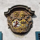 Den Südflügel ziert das Wappen des Hofes: In ihm sind das Stifterwappen der Herren von Schussenried (roter Löwe) und das Wappen des ...