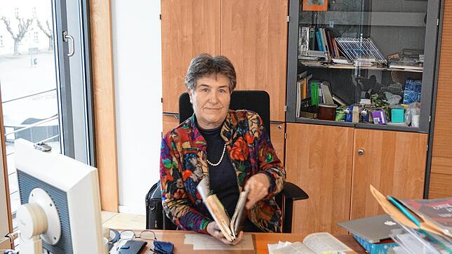 Hiltrud Schneider-Cimbal an ihrem Schreibtisch im Dekanatsbüro.