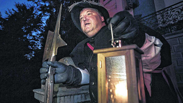Hans-Martin Vögtle, Nachtwächter von Bad Säckingen, leuchtet heim.