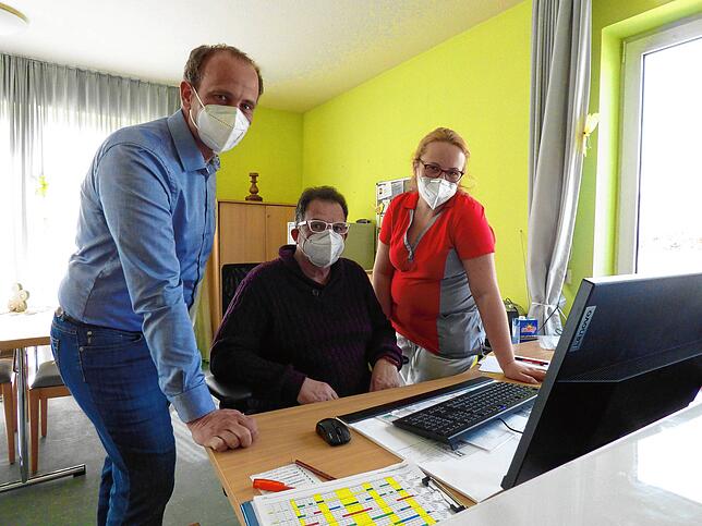 Auch das gehört zu den Aufgaben des Spitalverwalters: Ralf Scharbach (von links) meldet den Impfstatus seines Hauses an das ...