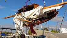Das Segelboot wurde an der Backbord-Seite völlig zerstört. Die Feuerwehr barg es aus dem Hafen von Fußach, wohin es nach dem Unfall ...