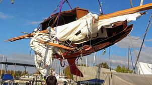 Das Segelboot wurde an der Backbord-Seite völlig zerstört. Die Feuerwehr barg es aus dem Hafen von Fußach, wohin es nach dem Unfall ...