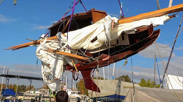 Das Segelboot wurde an der Backbord-Seite völlig zerstört. Die Feuerwehr barg es aus dem Hafen von Fußach, wohin es nach dem Unfall ...
