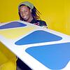 Erinnerung aus dem Jahr 2003: Mola Adebisi, Viva-Moderator, hält im Sendegebäude das bekannte Logo des Musiksenders in Händen. An ...