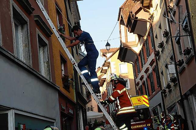 Der Brand wurde im Haus Hauptstraße 3 simuliert, wo eine Person über eine Steckleiter aus dem zweiten Stock gerettet werden sollte.