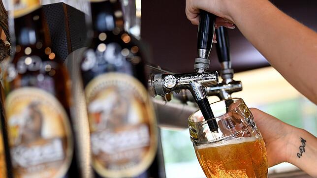 Bier trinken ist in Deutschland ganz normal. Welche Auswirkungen hat Alkohol aber auf den Körper und die fettbildung?