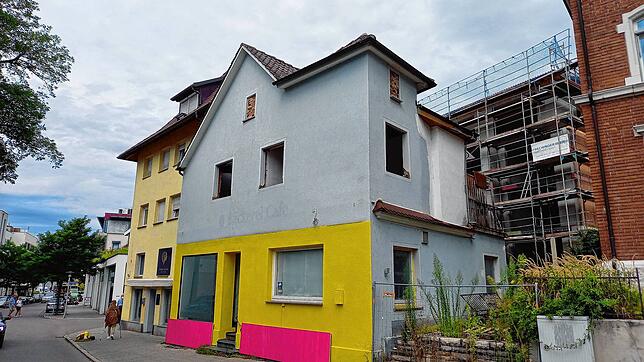 Bruchreif und seit kurzem bunt eingefärbt: In Markdorf fragt man sich, was es mit dem ominösen Haus in der Hauptstraße auf sich hat.