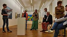 Ute Hartmann (links) von der Stabsstelle Kultur und Archiv des Landratsamts Sigmaringen erläutert sieben Werke der Ausstellung ...