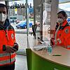 Florian Singer und Sarah Unger vom DRK Blumberg engagieren sich im kommunalen Corona-Testzentrum am Empfangstresen im Eingangsbereich.