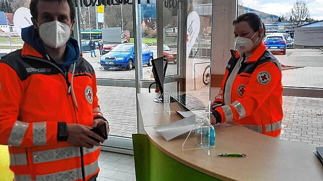 Florian Singer und Sarah Unger vom DRK Blumberg engagieren sich im kommunalen Corona-Testzentrum am Empfangstresen im Eingangsbereich.