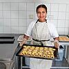 Laila Pink beim Backen in der Küche des Hubertshofener Bürgerhauses. Bilder: Lutz Rademacher