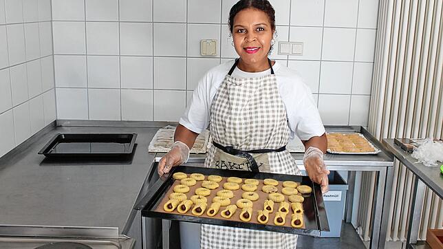 Laila Pink beim Backen in der Küche des Hubertshofener Bürgerhauses. Bilder: Lutz Rademacher