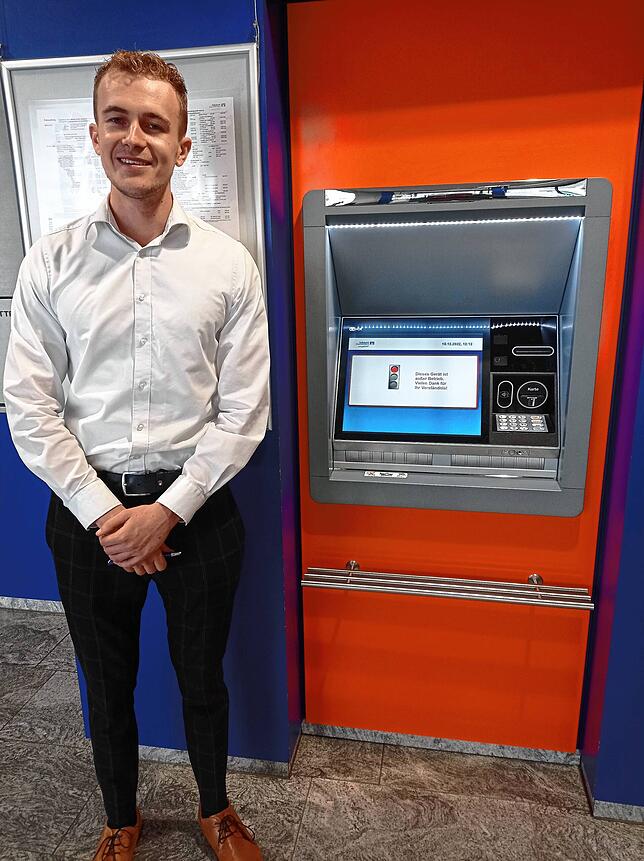 Außer Betrieb: Volksbank-Mitarbeiter Philipp Bauder steht vor einem Geldautomaten.