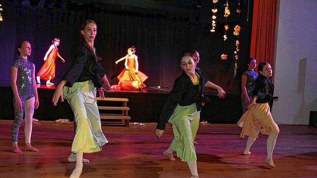 Junge Ballett-Tänzerinnen bei der Abschlussaufführung der Sommertanzwoche der Münchner Ballettschule in der Young Stage Academy in ...